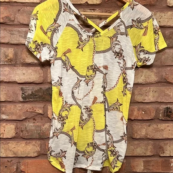 Goddess Short Sleeve Top with Yellow and Cream Pattern - Picture 4 of 5